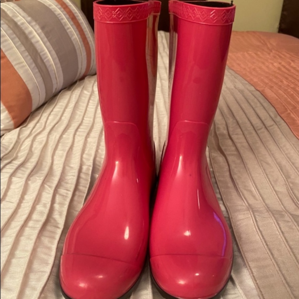 Women UGG boots. Pink. Lightly Worn. Size 7.